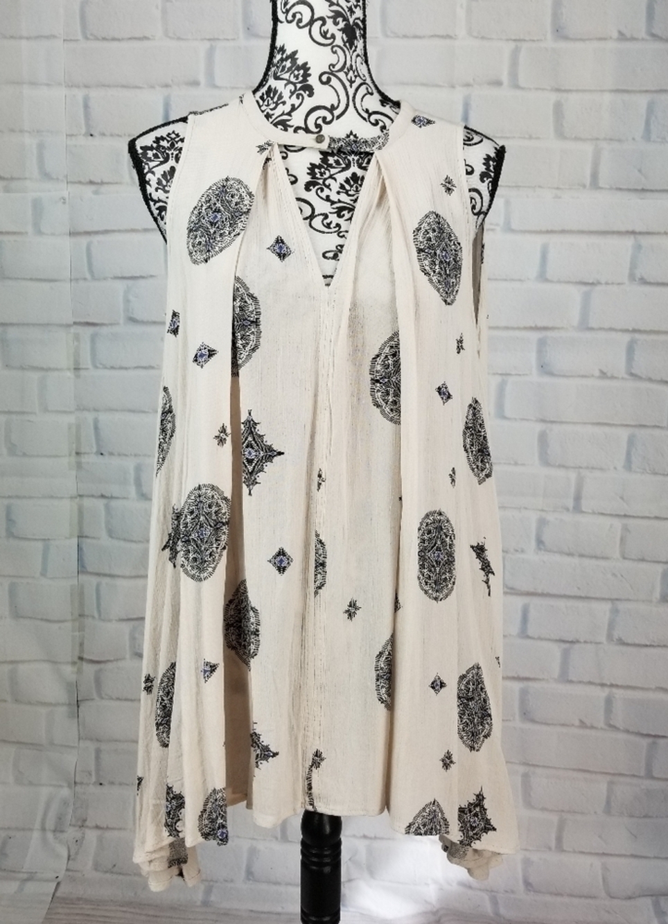 Free People size xs top geo print keyhole front